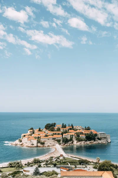 Dağdan eski kentin atmosferik turistik manzarası. Sveti Stefan adasının pitoresk sahili. 
