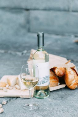 Bruschettes ve prosciutto ile piknik. İtalya'da doğada bir bardak ile Beyaz şarap. 