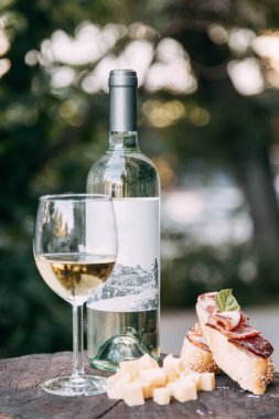 Bruschettes ve prosciutto ile piknik. İtalya'da doğada bir bardak ile Beyaz şarap. 