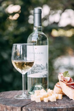 Bruschettes ve prosciutto ile piknik. İtalya'da doğada bir bardak ile Beyaz şarap. 