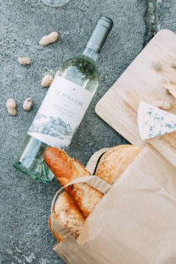 Bruschettes ve prosciutto ile piknik. İtalya'da doğada bir bardak ile Beyaz şarap. 