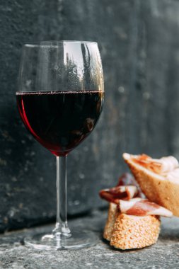 Bruschettes ve prosciutto ile piknik. Gıda, peynir ve et dilimlenmiş İtalyan teması. 