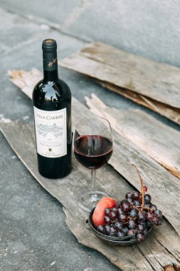 Bruschettes ve prosciutto ile piknik. İtalya'da bir bardak kırmızı şarap. 