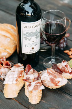 Bruschettes ve prosciutto ile piknik. İtalya'da bir bardak kırmızı şarap. 