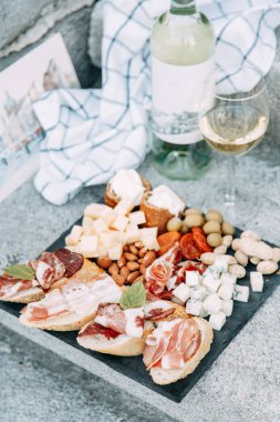 Bruschettes ve prosciutto ile piknik. Peynir ile İtalyan tarzıFlatley . 