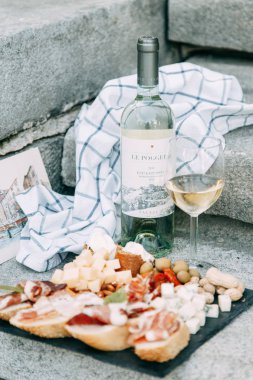 Bruschettes ve prosciutto ile piknik. Peynir ile İtalyan tarzıFlatley . 