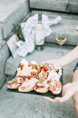 Bruschettes ve prosciutto ile piknik. Peynir ve et ile İtalyan tarzı blogger. 