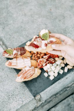 Bruschettes ve prosciutto ile piknik. Peynir ve et ile İtalyan tarzı blogger. 