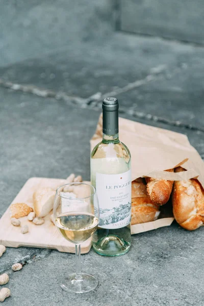 Bruschettes ve prosciutto ile piknik. İtalya'da doğada bir bardak ile Beyaz şarap. 