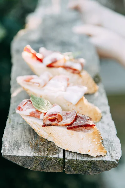 Και Πικνίκ Προσούτο Ιταλικό Θέμα Στα Τρόφιμα Τυρί Και Κρέας — Φωτογραφία Αρχείου