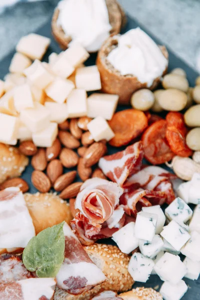 Bruschettes ve prosciutto ile piknik. Gıda, peynir ve et dilimlenmiş İtalyan teması. 