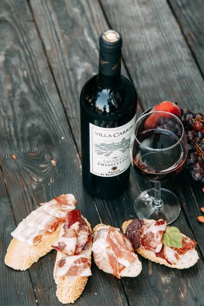 Bruschettes ve prosciutto ile piknik. İtalya'da bir bardak kırmızı şarap. 
