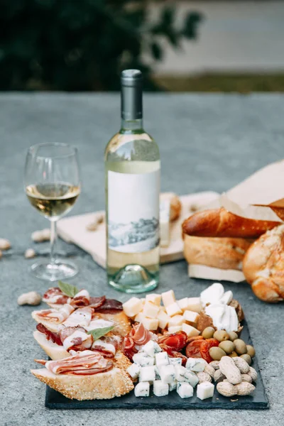 Bruschettes ve prosciutto ile piknik. Peynir ile İtalyan tarzıFlatley . 