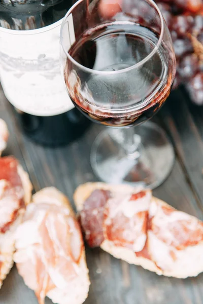 Bruschettes ve prosciutto ile piknik. İtalya'da bir bardak kırmızı şarap. 