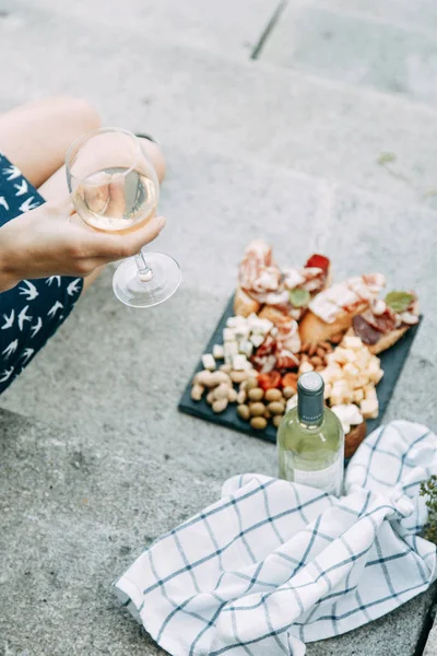 Bruschettes ve prosciutto ile piknik. Peynir ve et ile İtalyan tarzı blogger. 