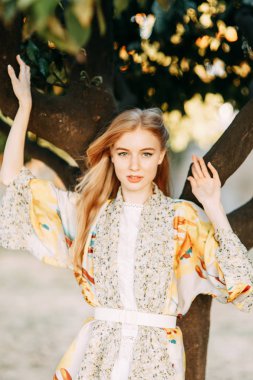 Panoramik manzaralı Roma'da güzel gün batımı. Turuncu bahçede İtalya'da Kız blogger. 