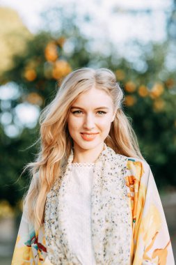 Panoramik manzaralı Roma'da güzel gün batımı. Turuncu bahçede İtalya'da Kız blogger. 