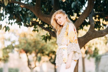 Panoramik manzaralı Roma'da güzel gün batımı. Turuncu bahçede İtalya'da Kız blogger. 