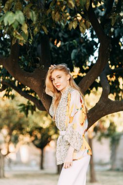 Panoramik manzaralı Roma'da güzel gün batımı. Turuncu bahçede İtalya'da Kız blogger. 