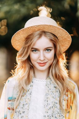 Panoramik manzaralı Roma'da güzel gün batımı. Turuncu bahçede İtalya'da Kız blogger. 