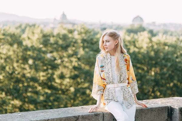 Panoramik Manzaralı Roma Güzel Gün Batımı Turuncu Bahçede Talya Kız — Stok fotoğraf