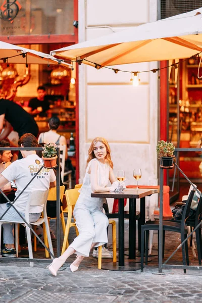 Gezginler Için Roma Gezi Talya Kız Blogger Sokaklarda — Stok fotoğraf