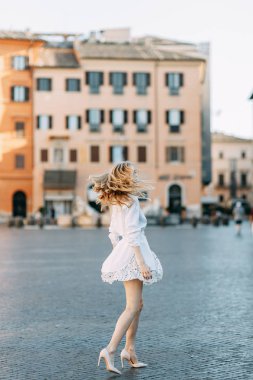 Seyahat ve fotoğraf çekimleri için en iyi yerler. Gezi ile Roma'da Kız blogger. 