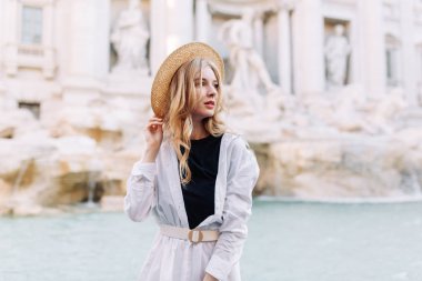 Seyahat ve fotoğraf çekimleri için en iyi yerler. Gezi ile Roma'da Kız blogger. 