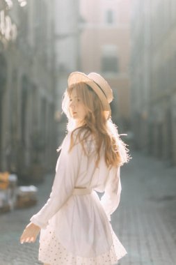  Roma'nın boş sokaklarında şafak. İtalya'da şapka ile Kız blogger.