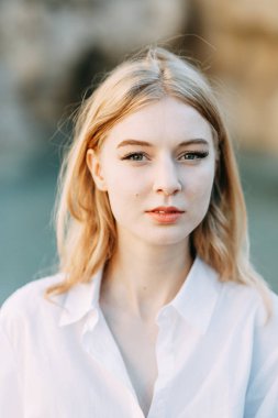  Roma'nın boş sokaklarında şafak. İtalya'da şapka ile Kız blogger.