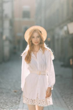  Roma'nın boş sokaklarında şafak. İtalya'da şapka ile Kız blogger.