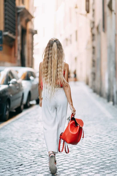 İtalya'da turistik mekanlar ve atmosferik yerler. Roma sokaklarında kız gezgin. 