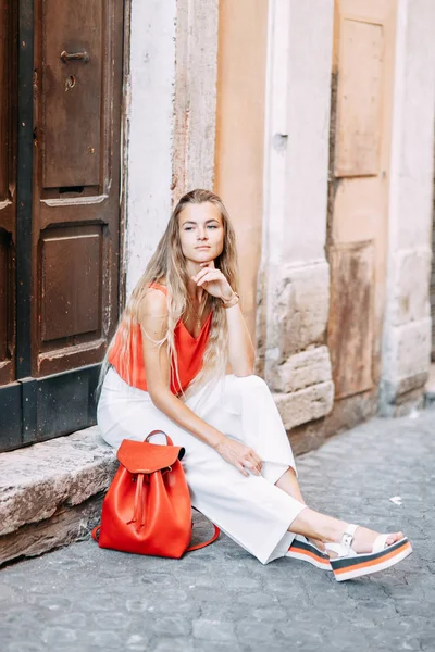 Talya Turistik Mekanlar Atmosferik Yerler Roma Sokaklarında Kız Gezgin — Stok fotoğraf