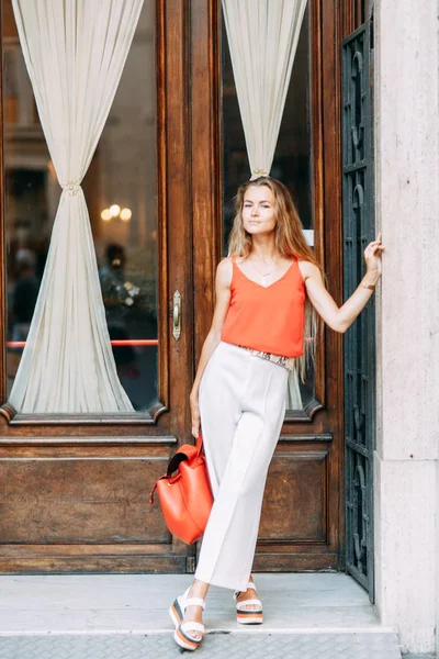 İtalya'da turistik mekanlar ve atmosferik yerler. Roma sokaklarında kız gezgin. 