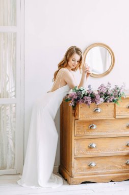  Avrupa tarzında düğün. Leylak bir buket ile Studio Şık trendy gelin.