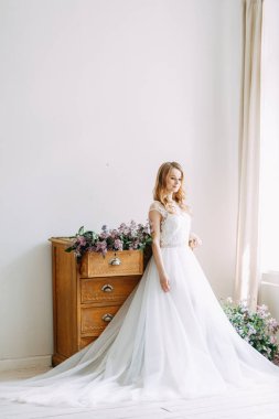  Avrupa tarzında düğün. Leylak bir buket ile Studio Şık trendy gelin.