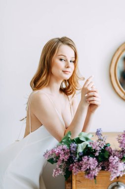  Avrupa tarzında düğün. Leylak bir buket ile Studio Şık trendy gelin.