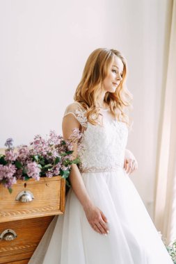  Avrupa tarzında düğün. Leylak bir buket ile Studio Şık trendy gelin.