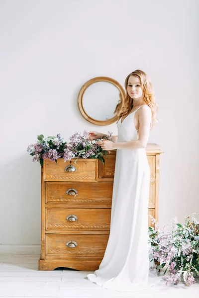 Casamento Estilo Europeu Noiva Elegante Moda Estúdio Com Buquê Lilases — Fotografia de Stock