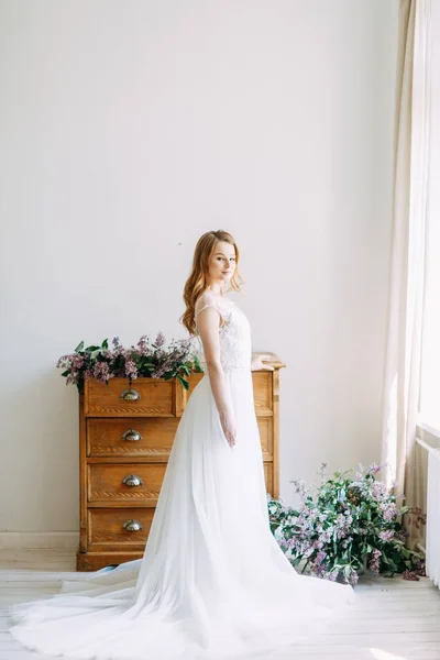 Casamento Estilo Europeu Noiva Elegante Moda Estúdio Com Buquê Lilases — Fotografia de Stock