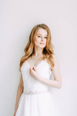  Avrupa tarzında düğün. Leylak bir buket ile Studio Şık trendy gelin.