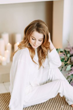  Dekor ve düğün trendleri Leylak. Studio'da modern gelinin sabah ışığı.