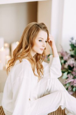  Dekor ve düğün trendleri Leylak. Studio'da modern gelinin sabah ışığı.