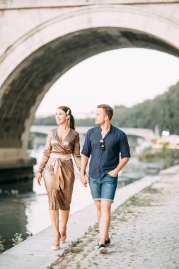 İtalya'da gün batımında mutlu bir çift. Roma'da Akşam yaz fotoğraf çekimi. 