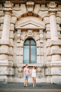 Şafakta İtalya'da gezinen mutlu bir çift. Roma'da Sabah yaz fotoğraf çekimi. 