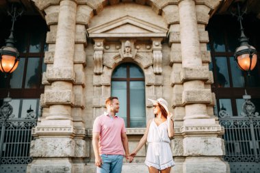 Şafakta İtalya'da gezinen mutlu bir çift. Roma'da Sabah yaz fotoğraf çekimi. 