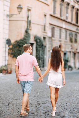 Şafakta İtalya'da gezinen mutlu bir çift. Roma'da Sabah yaz fotoğraf çekimi. 