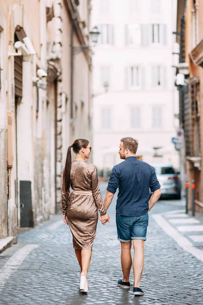 Pareja Feliz Atardecer Italia Sesión Fotos Verano Por Noche Roma —  Fotos de Stock