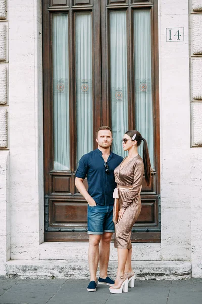 Gelukkig Paar Bij Zonsondergang Italië Avond Zomer Fotoshoot Rome — Stockfoto