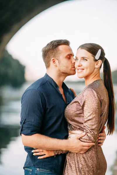 Pareja Feliz Atardecer Italia Sesión Fotos Verano Por Noche Roma — Foto de Stock